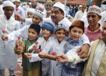 Mumbai: Children greet each other on the occasion of Eid-ul-Fitr at Bandra in Mumbai on Thursday. PTI Photo by Mitesh Bhuvad (PTI7_7_2016_000098A)