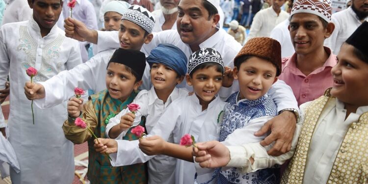 Mumbai: Children greet each other on the occasion of Eid-ul-Fitr at Bandra in Mumbai on Thursday. PTI Photo by Mitesh Bhuvad (PTI7_7_2016_000098A)