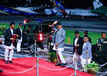 प्रधानमन्त्री केपी शर्मा ओली जनवादी गणतन्त्र चीन भ्रमण सम्पन्न गरी बुधबार स्वदेश फर्किने क्रममा त्रिभुवन अन्तर्राष्ट्रिय विमानस्थलमा । चीनका राष्ट्रपति सी चिनफिङको मैत्रीपूर्ण निमन्त्रणामा साङ्घाई सहयोग सङ्गठन (एससिओ) शिखर सम्मेलनमा भाग लिन उहाँ  यही भदौ १४ गते चीन  प्रस्थान गर्नुभएको थियो । तस्बिर सौजन्यः प्रधानमन्त्रीको सचिवालय/रासस